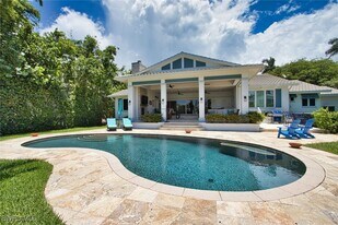 2201 Beacon Ln in Naples, FL - Building Photo