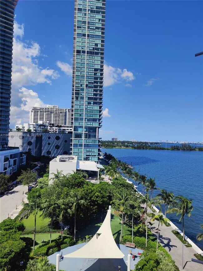 555 NE 30th St in Miami, FL - Building Photo - Building Photo