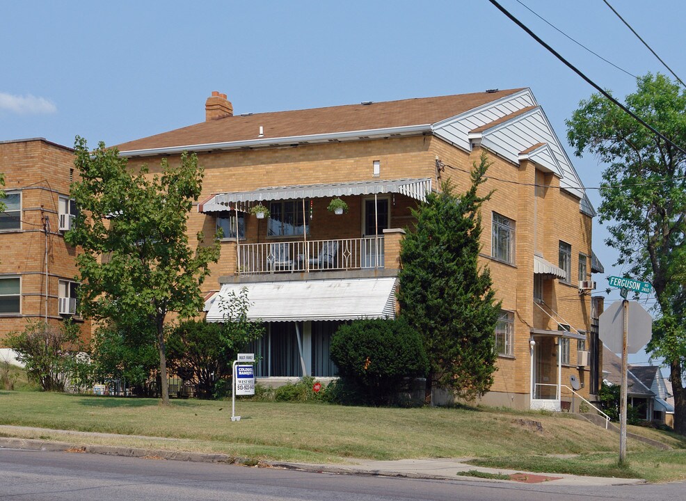 2466 Ferguson Rd in Cincinnati, OH - Foto de edificio