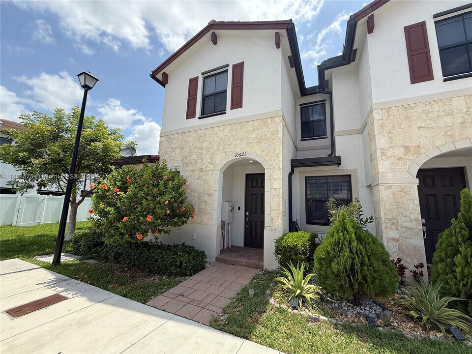 10623 West 33rd Ct in Hialeah, FL - Foto de edificio
