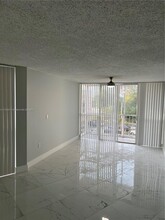 7125 NW 186th St in Hialeah, FL - Foto de edificio - Building Photo