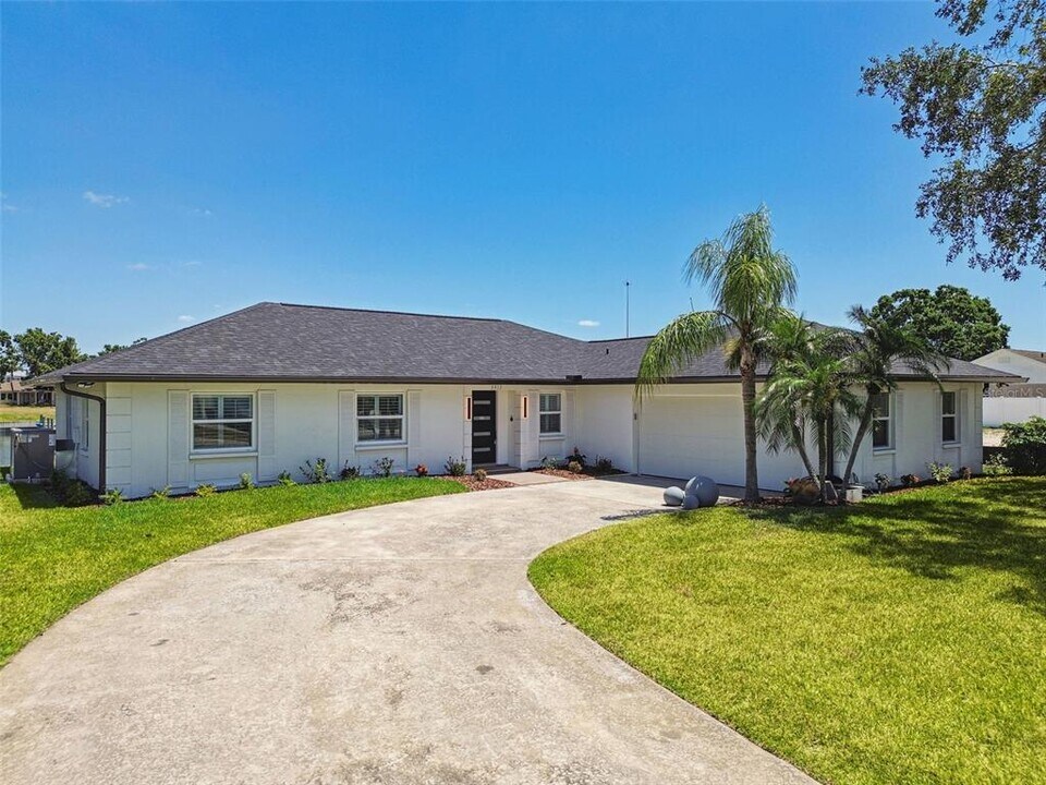 3913 Fontainebleau Dr in Tampa, FL - Building Photo