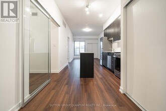 2433 Dufferin St in Toronto, ON - Building Photo - Building Photo