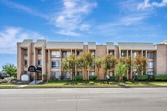Independence Park Apartments in Canoga Park, CA - Building Photo - Building Photo
