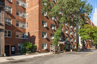 240 E 35th St in New York, NY - Building Photo - Building Photo