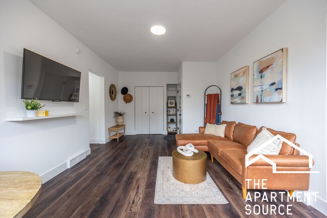 1555 W Hollywood Ave, Unit 408 in Chicago, IL - Building Photo - Building Photo