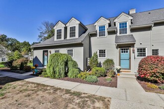 6 Veterans Rd, Unit 15 in Amherst, NH - Foto de edificio - Building Photo