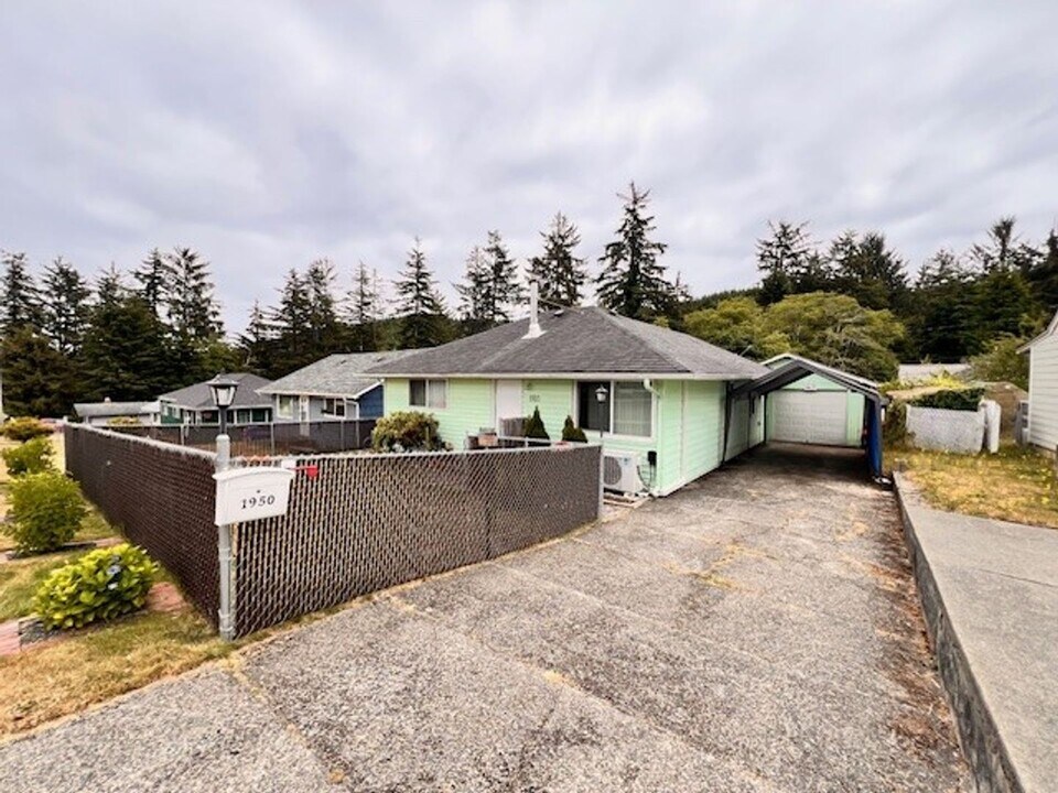 1950 Birch Ave in Reedsport, OR - Building Photo