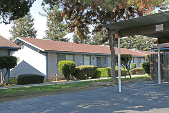 Sierra Woods Apartments in Sanger, CA - Building Photo - Building Photo