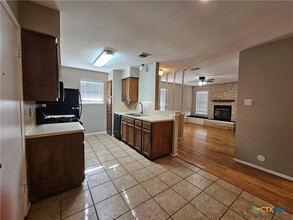 6500 Columbia Oaks Ct in Austin, TX - Building Photo - Building Photo