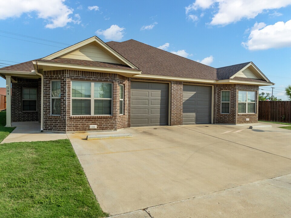 301 W Panther Way, Unit 1302 in Hewitt, TX - Building Photo