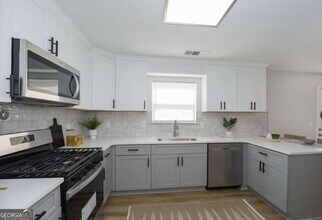 833 Oakview Trce in Atlanta, GA - Building Photo - Building Photo