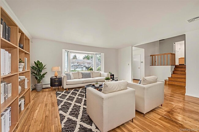 16 Middle Ln in Jericho, NY - Building Photo - Building Photo