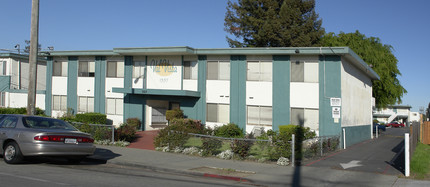 Val Vista Apartments in San Leandro, CA - Building Photo - Building Photo