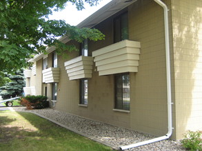 216 Clairmont Ct in Neenah, WI - Building Photo - Building Photo