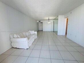 18071 Biscayne Blvd, Unit 1802 in Aventura, FL - Building Photo - Building Photo