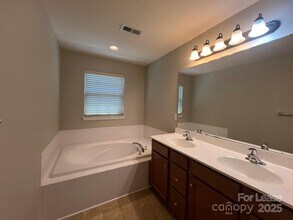 9423 Alice McGinn Drive in Charlotte, NC - Building Photo - Building Photo