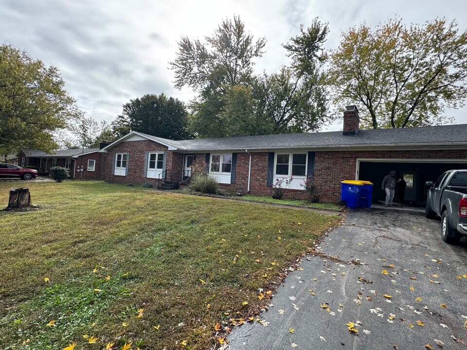 519 Meadowlawn Dr in Franklin, KY - Building Photo