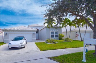 1021 Cedar Falls Dr in Weston, FL - Building Photo - Building Photo