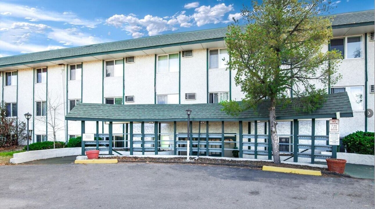 8828 E Florida Ave in Denver, CO - Building Photo