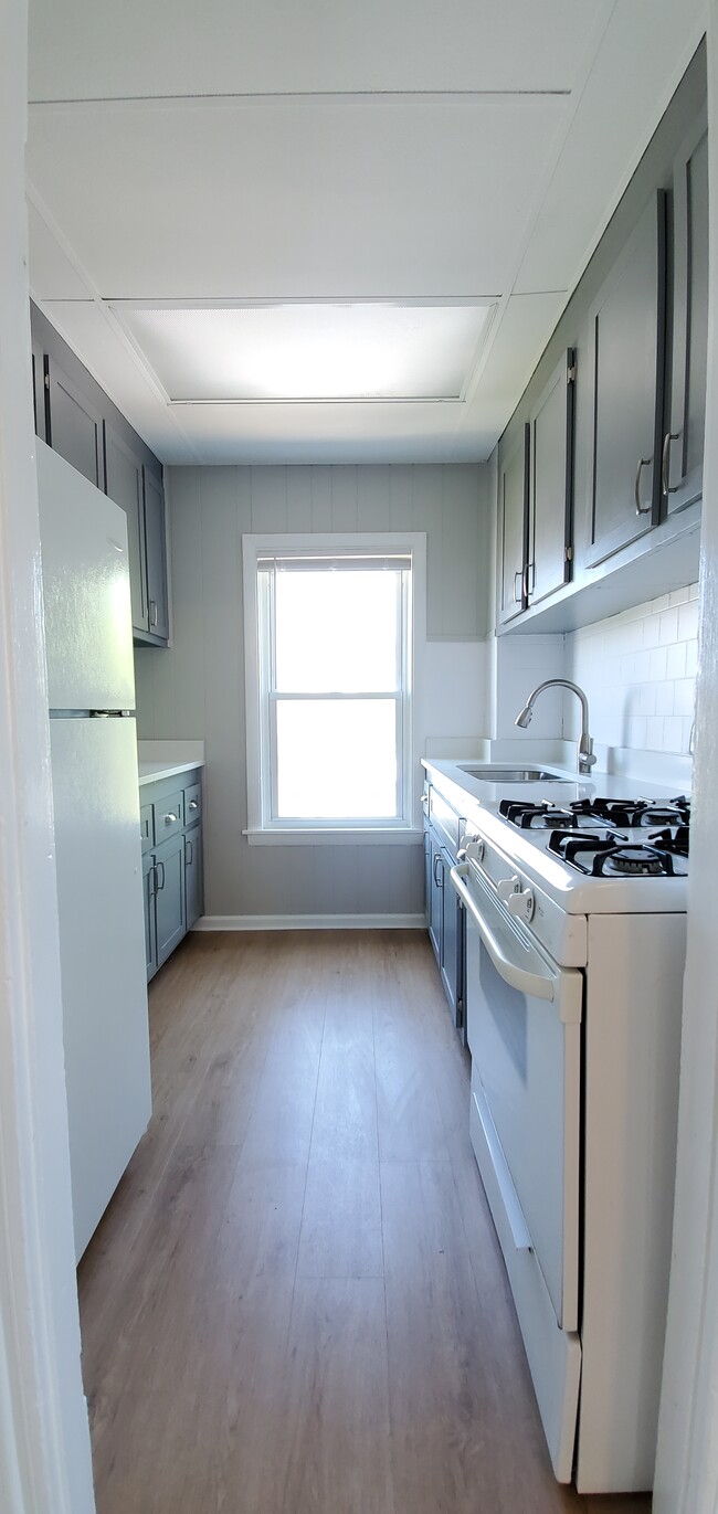 1124 Bedford St, Unit #3 in Fall River, MA - Building Photo - Building Photo