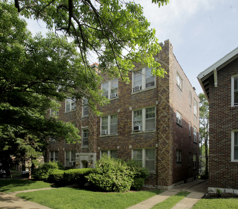 Alamo Apartments in Clayton, MO - Building Photo