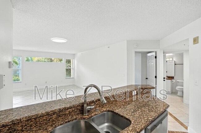 8880 Colonnades Ct W in Bonita Springs, FL - Building Photo - Building Photo