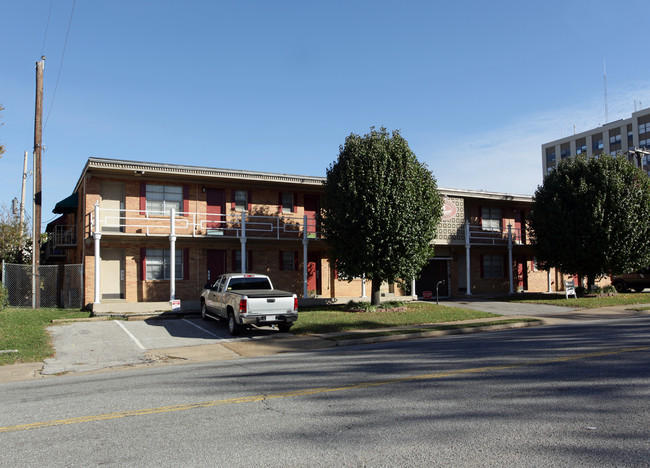 Faulkner Court Apartments in Memphis, TN - Foto de edificio - Building Photo