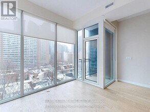 17-817 Dundonald St in Toronto, ON - Building Photo - Building Photo