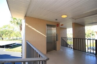 5667 Rattlesnake Hammock Rd in Naples, FL - Building Photo - Building Photo