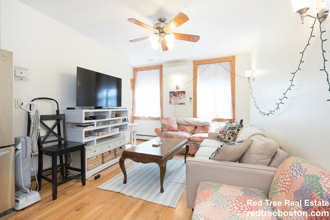 87 Myrtle St in Boston, MA - Building Photo