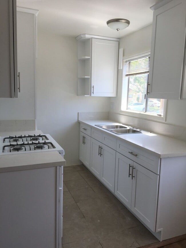 1700 W Victory Blvd in Burbank, CA - Building Photo - Building Photo