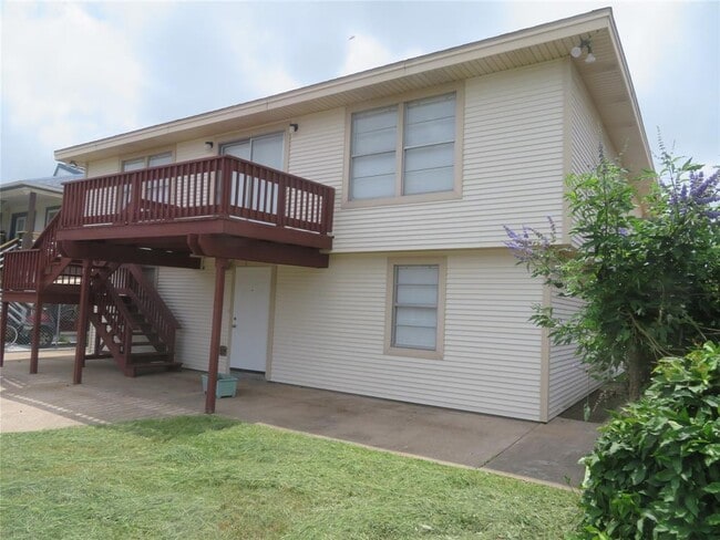 300 Ling St in Hitchcock, TX - Building Photo - Building Photo