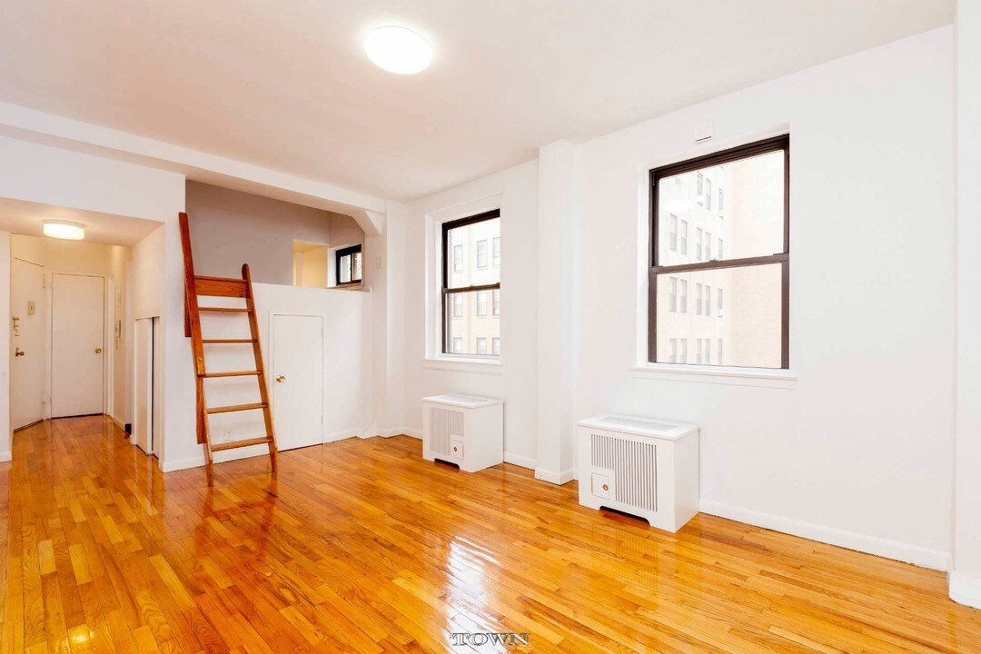 138 E 38th St in New York, NY - Building Photo