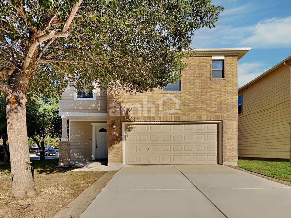 1310 Laurel Lake in San Antonio, TX - Foto de edificio