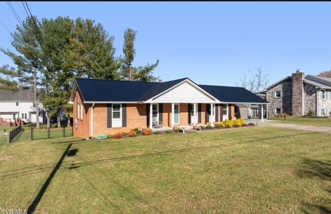 2916 Newbern Dr in Johnson City, TN - Foto de edificio - Building Photo