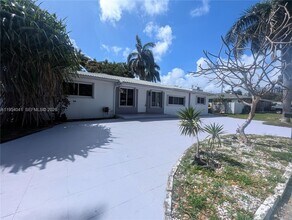 220 SE 1st St in Dania Beach, FL - Building Photo - Building Photo