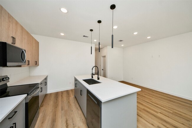 5201 Fairchild St in Houston, TX - Building Photo - Building Photo