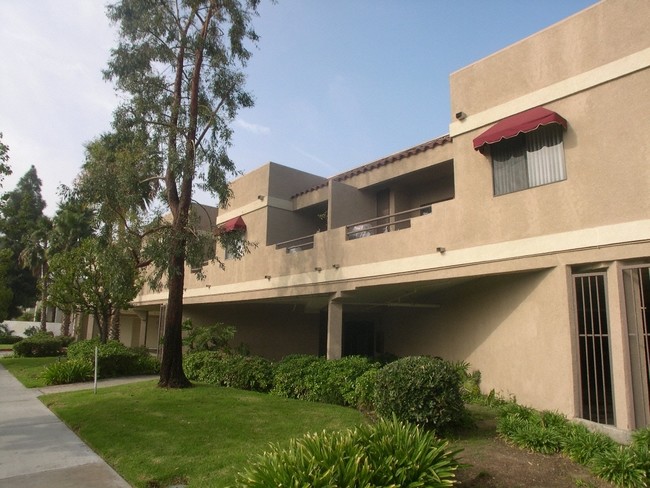 The Edgewood Park Apartments in Anaheim, CA - Building Photo - Building Photo