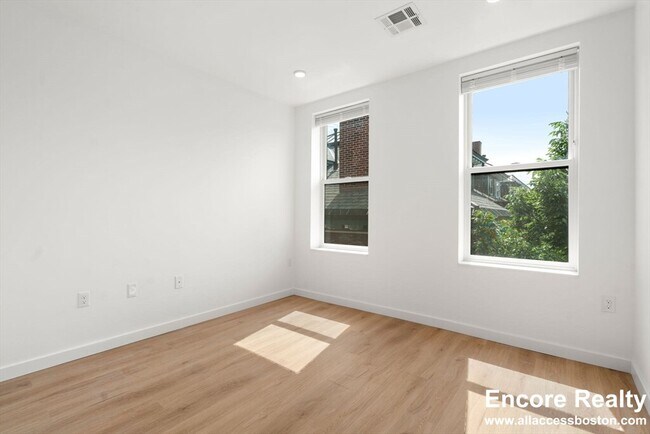 51 Centre St, Unit 302 in Brookline, MA - Foto de edificio - Building Photo