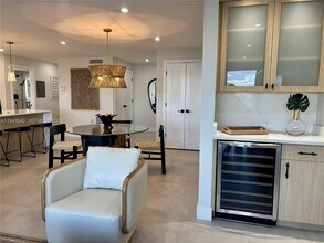 6063 E Peppertree Way in Siesta Key, FL - Building Photo - Building Photo