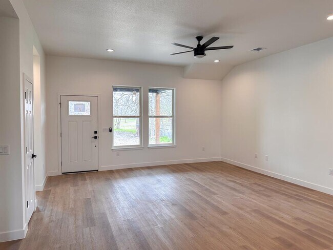 1207 Aransas St in Lockhart, TX - Building Photo - Building Photo
