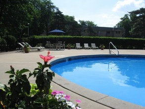 The Groves Apartments and Townhomes in Florissant, MO - Foto de edificio - Building Photo