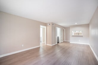 8751 Broadway in Houston, TX - Building Photo - Interior Photo