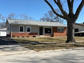 935 Elmwood Ln in Elk Grove Village, IL - Building Photo