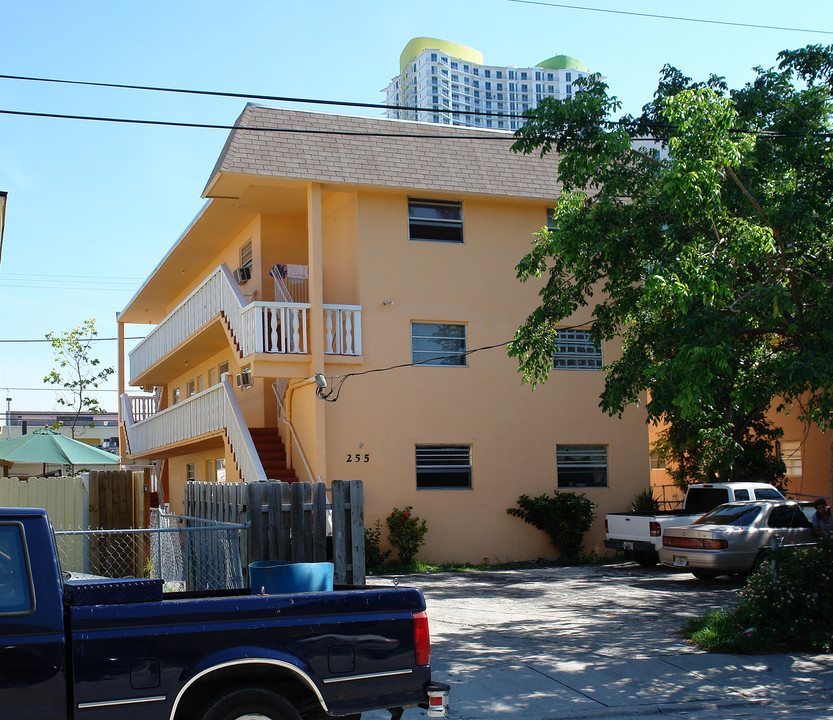 255 SW 9th St in Miami, FL - Building Photo