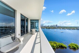 17111 Biscayne Blvd in North Miami Beach, FL - Building Photo - Building Photo