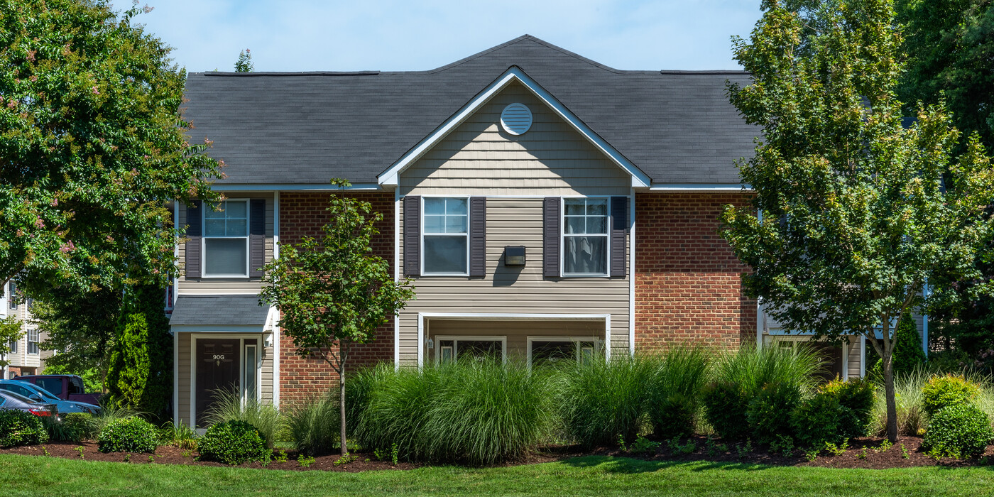 River Mews Apartments and Townhomes in Newport News, VA - Foto de edificio