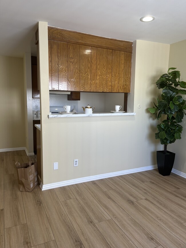 18650 Hatteras St in Tarzana, CA - Foto de edificio - Building Photo