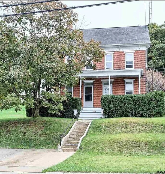 143 W Main St in Windsor, PA - Building Photo